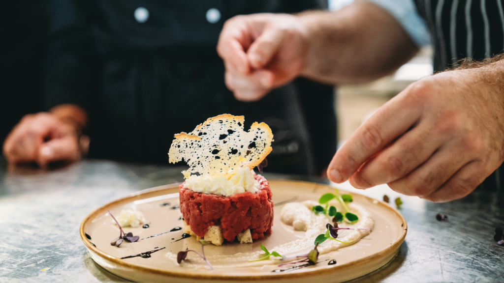 El plating o emplatado es mucho más que simplemente servir la comida en un plato.