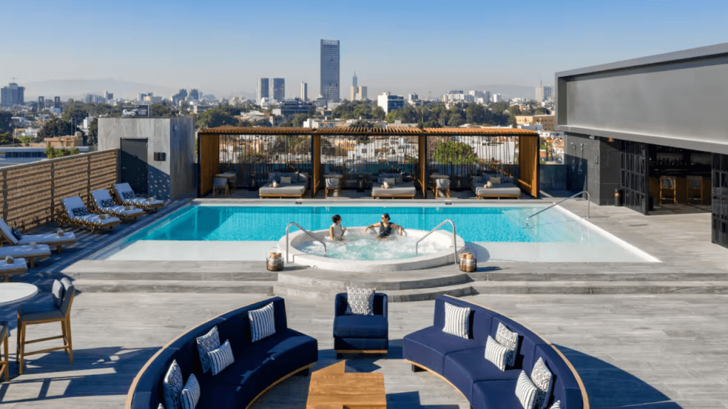 Un hotel moderno y sofisticado, con habitaciones amplias.