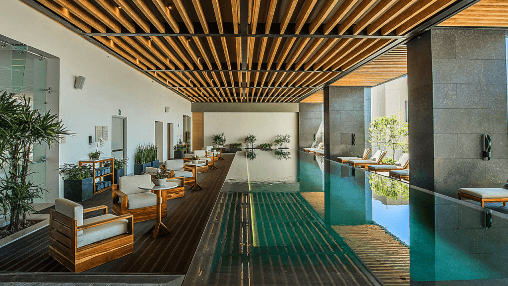 Un hotel de lujo con diseño vanguardista.