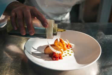 El plating es el arte de presentar los alimentos de manera atractiva, equilibrada y armoniosa.