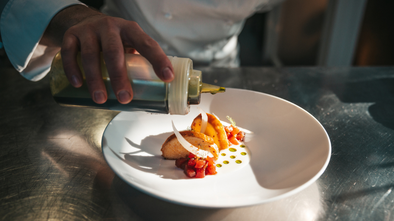 El plating es el arte de presentar los alimentos de manera atractiva, equilibrada y armoniosa.