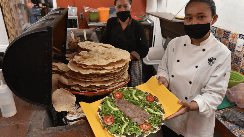 La preparación del tasajo para las tlayudas comienza con la selección de carne de res de alta calidad.