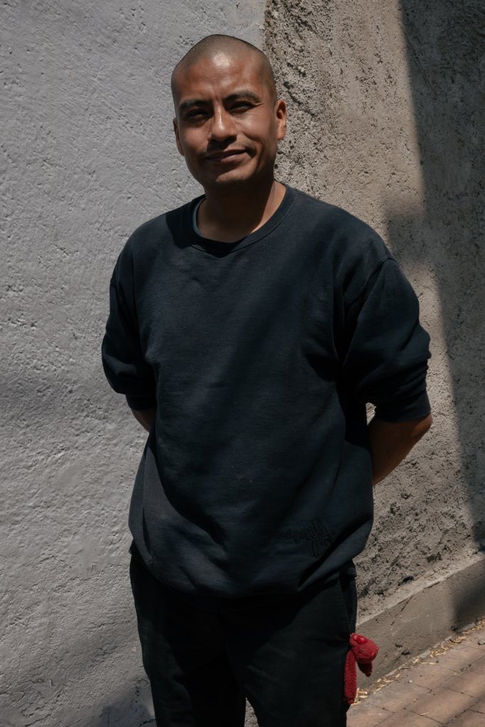 Jorge León es un chef oaxaqueño cuya trayectoria en la gastronomía ha estado marcada por la pasión, la dedicación y el arraigo a sus raíces.