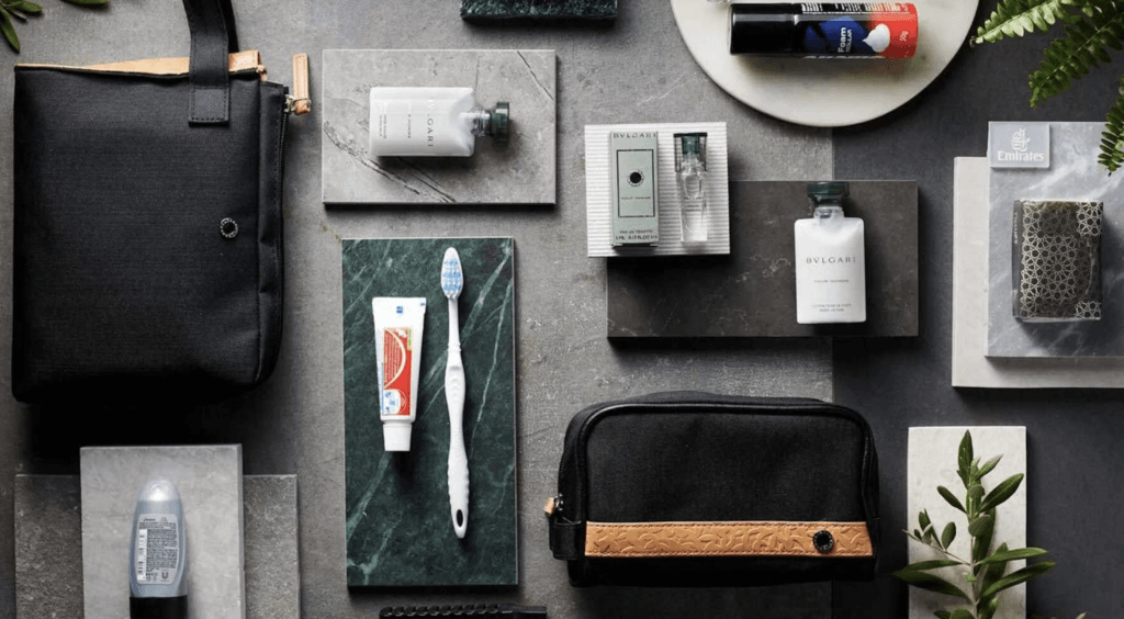 El kit para hombre, de piel sintética en color castaño, contiene una fragancia Le Gemme Kobraa de 30 ml.