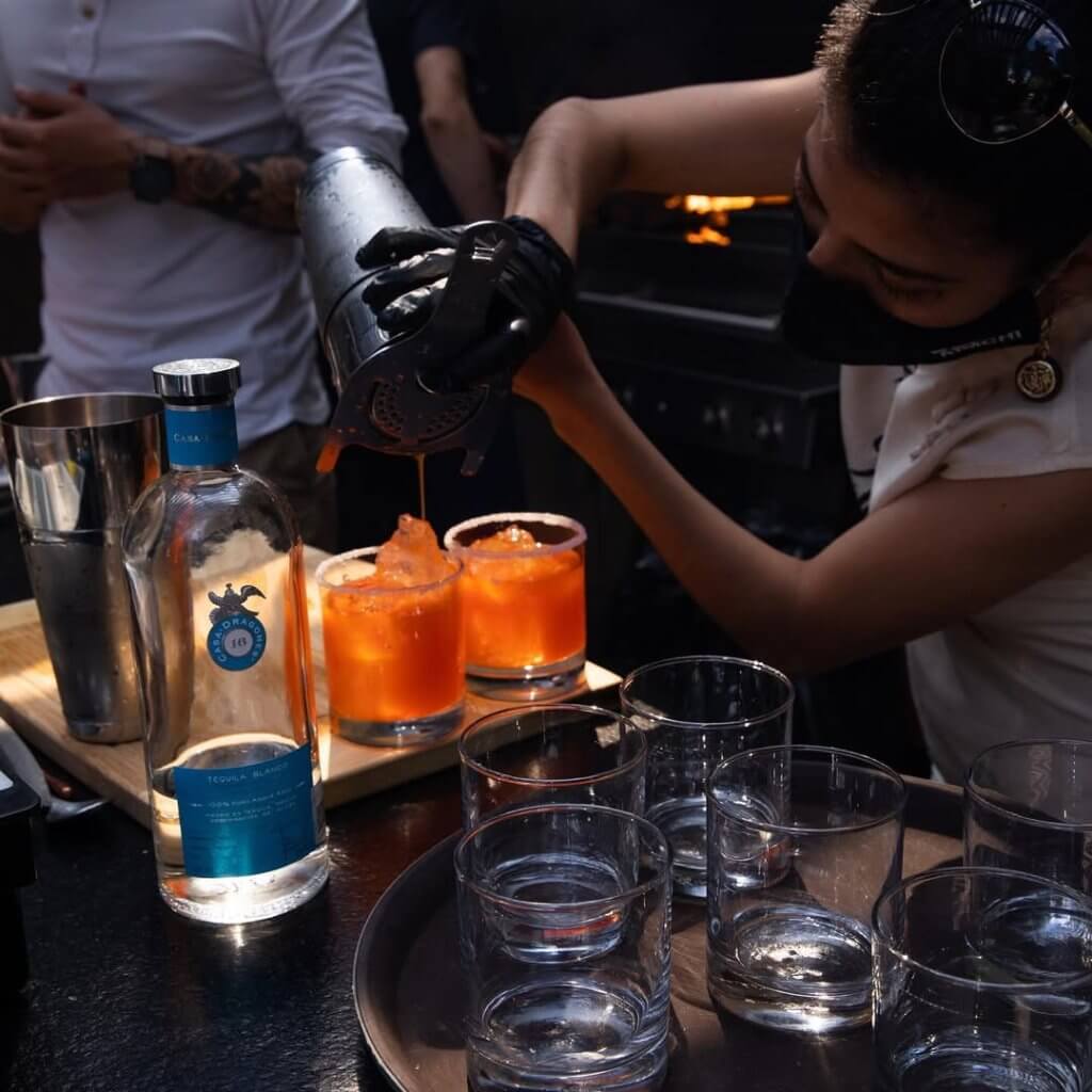La talentosa bartender, originaria de Orizaba, Veracruz, ha hecho historia al convertirse en la primera mexicana en ganar el prestigioso Altos Bartenders’ Bartender Award.