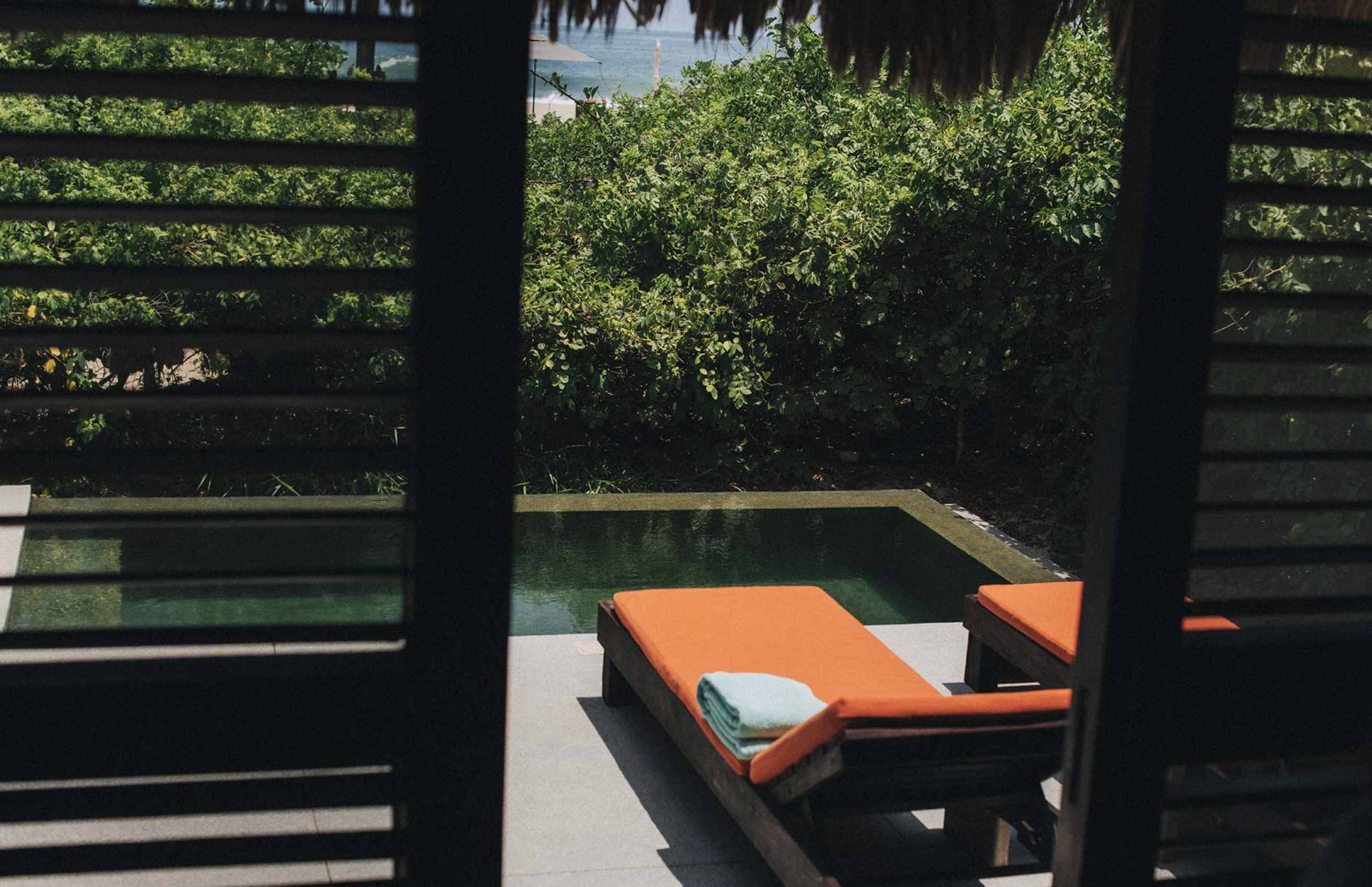 Hotel Escondido honra su nombre con total seriedad.