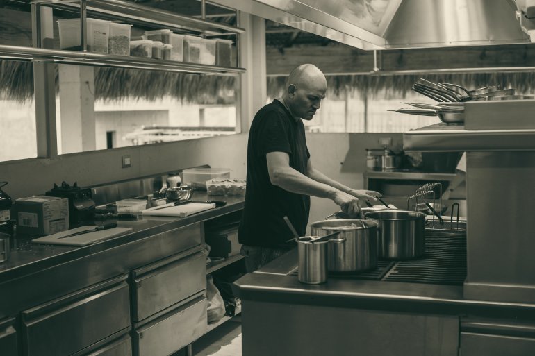 La propuesta culinaria de Kymaia es un homenaje a la riqueza de la cocina mexicana, llevada a nuevas alturas por el reconocido chef Eduardo García.