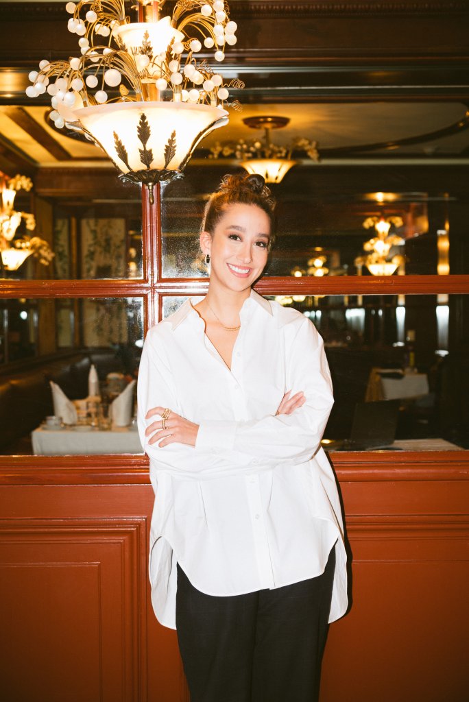 Foto: Josemra. Isabela es Directora de Operaciones de Cana y copropietaria de Gia. Joyería CARTIER, camisa COS.