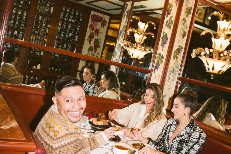 Foto: Josemra. Yupanki, Fabiola e Isabela: joyería CARTIER, look total LOUIS VUITTON. Locación AU PIED DE COCHON MÉXICO.