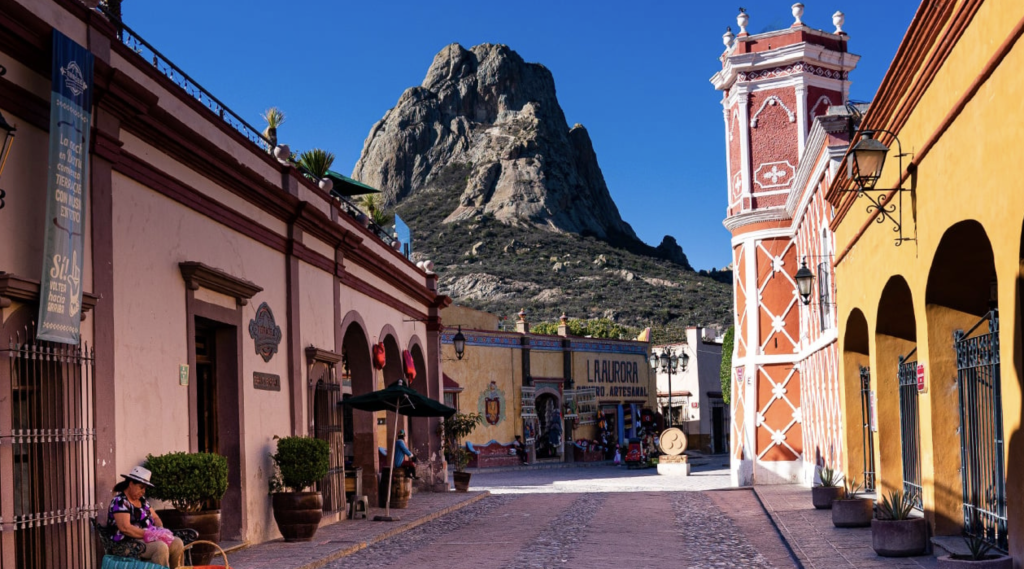 La Peña de Bernal en Querétaro es uno de los monolitos más grandes del mundo.