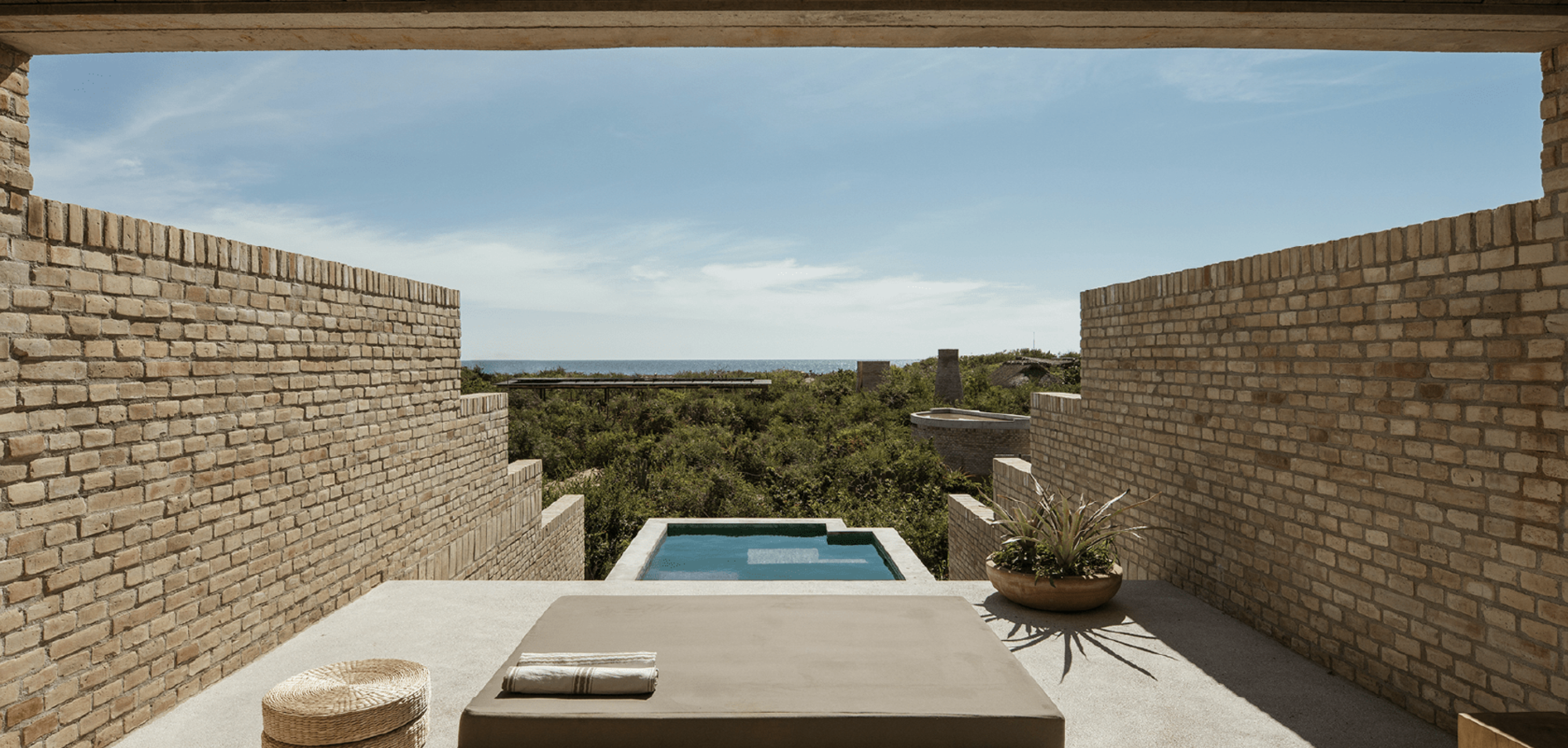 El espacio, diseñado por el renombrado arquitecto Alberto Kalach, es una experiencia en sí misma.